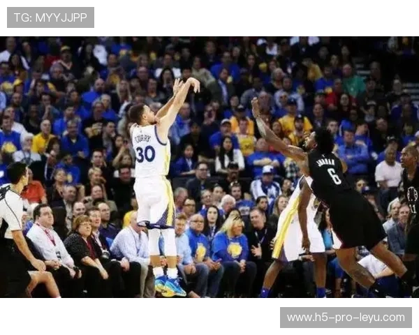 2016年季后赛:面对雷霆的“生死战”,库里挺身而出,投中多个超远距离三分,赢得“最佳表现” 2016年季后赛:面对雷霆的“生死战”,库里挺身而出,投中多个超远距离三分,赢得“最佳表现”