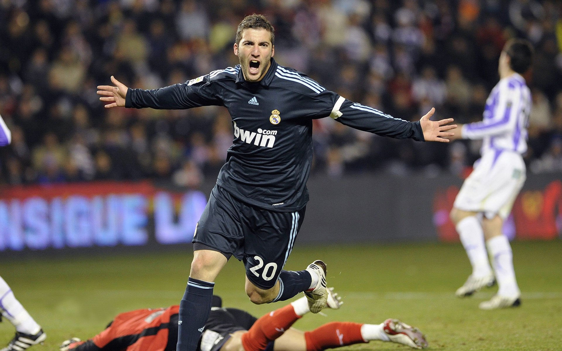 马刺队年轻力量崭露头角，暗藏惊喜，马刺年轻球员