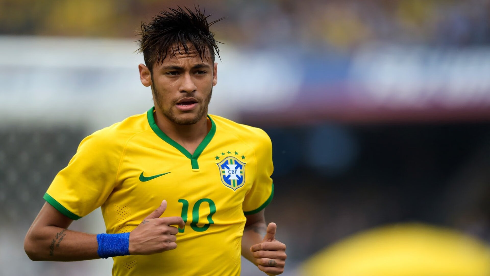 中国足球联赛提升观众现场观赛体验,中国足球观众人数